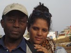 Père et fille, le croisement des émotions et les racines spirituelles, façonnent le monde d'un échange sublime qui ouvre les chemins du bonheur. Photo Paule Mauffette, Dakar 